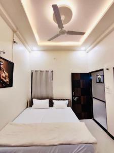 um quarto com uma cama e uma ventoinha de tecto em DivineStay - Full Villa by AP Villas em Ujaim
