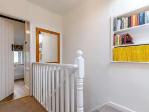 Great Longstone的住宿－2 Bed in Ashford-In-The-Water 85314，白色的楼梯,书架和镜子