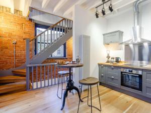 uma cozinha com uma mesa e uma escada num loft em 3 Bed in Harrogate 86490 em Harrogate