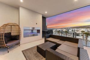 un salon avec un canapé et une télévision dans l'établissement Palm Desert Oasis townhouse, à Atkinville