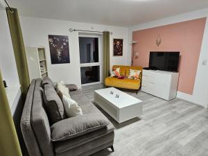 sala de estar con sofá y TV en Thüringer Panorama, en Gossel