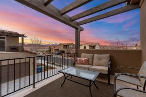eine Terrasse mit einer Couch und einem Tisch auf einem Balkon in der Unterkunft Desert Pearl #59 townhouse in Santa Clara