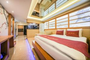una camera con un grande letto di Star Motel a Daegu