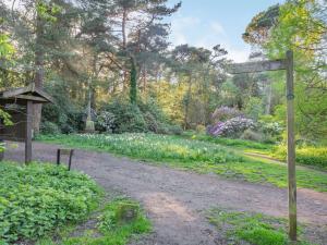 a path in a garden with a sign that says gardens at 2 bed in Harrogate 87817 in Harrogate
