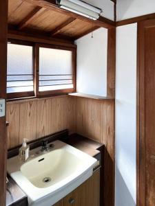 Fotografija v galeriji nastanitve 日々の宿しののめ102 宇野駅から車で5分 直島へ 最大8名様 古民家 v mestu Tamano