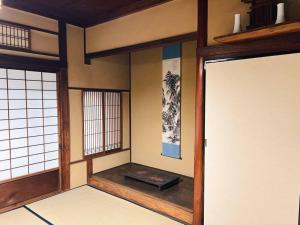 a room with a room with a room with a door at ひねもす102:宇野駅から車で5分 直島へ 最大8名様 古民家 in Tamano