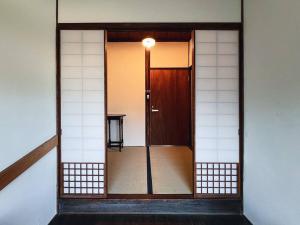 Fotografija v galeriji nastanitve 日々の宿しののめ102 宇野駅から車で5分 直島へ 最大8名様 古民家 v mestu Tamano