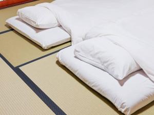 Postelja oz. postelje v sobi nastanitve 日々の宿しののめ102 宇野駅から車で5分 直島へ 最大8名様 古民家