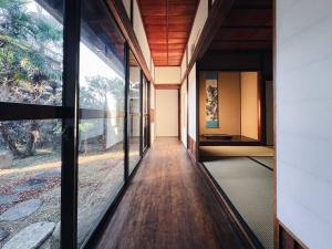 Fotografija v galeriji nastanitve 日々の宿しののめ102 宇野駅から車で5分 直島へ 最大8名様 古民家 v mestu Tamano