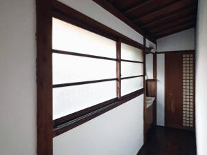 Fotografija v galeriji nastanitve 日々の宿しののめ102 宇野駅から車で5分 直島へ 最大8名様 古民家 v mestu Tamano