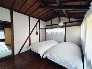 Postel nebo postele na pokoji v ubytování 日々の宿しののめ102 宇野駅から車で5分 直島へ 最大8名様 古民家
