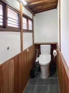 Kopalnica v nastanitvi 日々の宿しののめ102 宇野駅から車で5分 直島へ 最大8名様 古民家