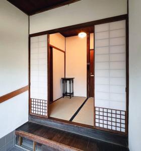 Fotografija v galeriji nastanitve 日々の宿しののめ102 宇野駅から車で5分 直島へ 最大8名様 古民家 v mestu Tamano