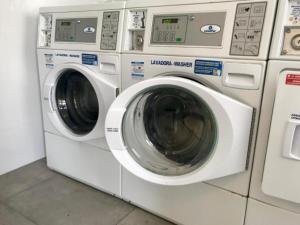 une pile de lave-linge assis l'un à côté de l'autre dans l'établissement The Floating Loft BCN, à Barcelone