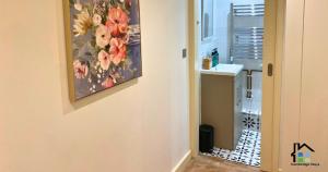 ein Badezimmer mit einem Wandgemälde und einem Waschbecken in der Unterkunft Stunning 1BR - Super Central- Peaceful Area in Cambridge