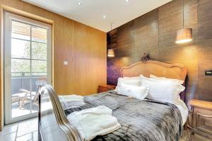 a bedroom with a bed with a wooden wall at Mała Anglia - Boutique Apartments & SPA in Sopot +48 photos