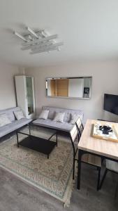 sala de estar con sofá y mesa en NEW! Brand New Beautiful Modern Apartment en Londres