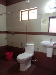 bagno con servizi igienici e lavandino di Casa Branca Retreat a Varkala