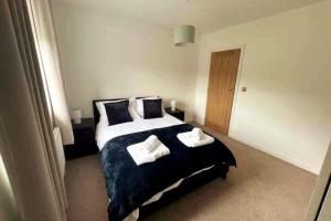 ERIN NEAMH - Magnificent sea views cosy cottage in Cumbria tesisinde bir odada yatak veya yataklar