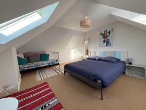 1 dormitorio con 1 cama grande en el ático en Chambres d'Hôtes Stella Mare en Yport