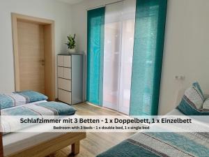 - une chambre avec 2 lits et une douche en verre dans l'établissement Apartments Viola Altenmarkt, à Altenmarkt im Pongau