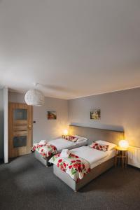 Cama ou camas em um quarto em Karczma Taberska