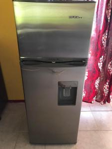 una nevera plateada en una cocina junto a una cortina en Fare OKAI, en Fitii