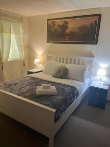 een slaapkamer met een bed met twee handdoeken erop bij Cozy private getaway. Close to Convention Center and Medical Centers in Monroeville