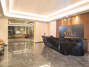 - un hall avec un grand comptoir en marbre dans un bâtiment dans l'établissement Grand Altuz Hotel Yogyakarta, à Seturan
