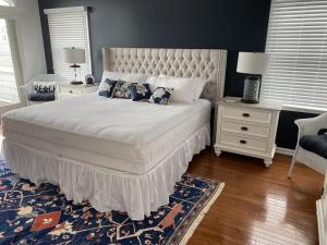 Ένα ή περισσότερα κρεβάτια σε δωμάτιο στο 5 Bedroom House Steps To Private Beaches