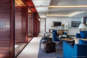 sala de estar con muebles azules y cocina en Luxury Vacation Villa 3, en Gustavia