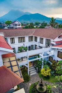 uma vista aérea de um edifício com montanhas ao fundo em Family Hotel Gradia 2 em Batu