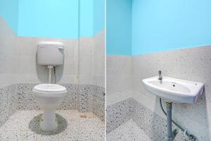 2 fotos de un baño con aseo y lavabo en FabExpress Evaan Deluxe Rooms, en Nagpur