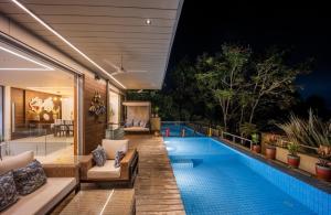 una piscina en medio de una casa en Avior by Hireavilla - 4BR with Private Pool in Parra, en Parra
