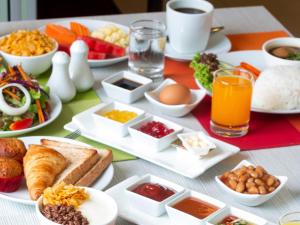 バンコクにあるイビス バンコク サトーンの朝食用の食べ物・飲み物が充実したテーブル