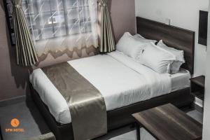 Ein Bett oder Betten in einem Zimmer der Unterkunft 5 PM Hotel