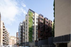 a tall building with a green wall on it at Corte Trastevere Verde, Business&Holiday, 4 ospiti in Rome
