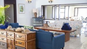 ein Wohnzimmer mit einem Sofa und einem Tisch in der Unterkunft Ocean View Villa Full House Rate home in Cap Estate