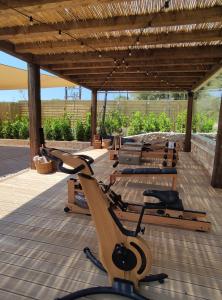 Eine Reihe von Pilates-Geräten steht unter einem Pavillon. in der Unterkunft Eliámos Villas Hotel & Spa - Relais & Châteaux in Sparta