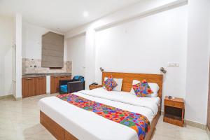 um quarto com uma cama grande e uma cozinha em Via Prime Residency em Nova Deli