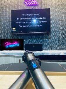 un primer plano de un micrófono frente a un monitor en Goodvibes#HomeNearSenaiAirport#Aeon#IOI en Kulai