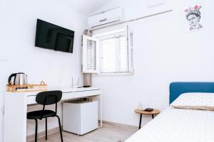 1 dormitorio con 1 cama y escritorio con silla en Serious Job Room, en Dubrovnik