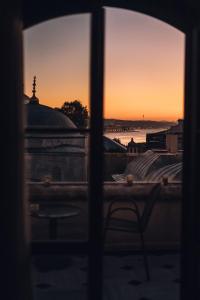 - une vue sur le coucher du soleil depuis la fenêtre dans l'établissement Mest Hotel Istanbul Sirkeci, à Istanbul 37 autres photos