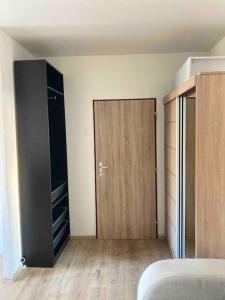 Habitación vacía con armario y puerta en Dubravka en Bratislava