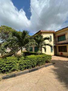 une maison avec des palmiers devant elle dans l'établissement Mopearlz 4bedroom villa Nyali, à Mombasa