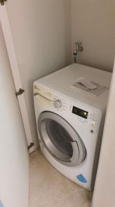 una lavadora en un rincón de una habitación en sky suite klcc, en Kuala Lumpur
