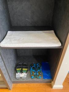 un estante con algunos lazos y libros en él en sky suite klcc, en Kuala Lumpur 7 fotos más