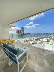 uma sala de estar com vista para o oceano em FIVE Palm Resort - Luxury 2BR - Sea View em Dubai