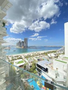FIVE Palm Resort - Luxury 2BR - Sea View في دبي: اطلالة على الشاطئ من شرفة المبنى