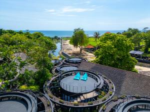 una vista aérea de una montaña rusa en un complejo en Canggu Cabana Resort By Ini Vie Hospitality, en Canggu